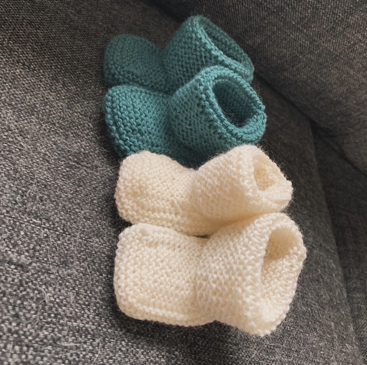 Strikkede babysokker