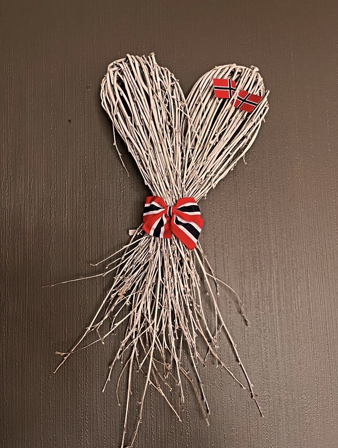Bjørkehjerter pyntet med norske flagg til 17. mai