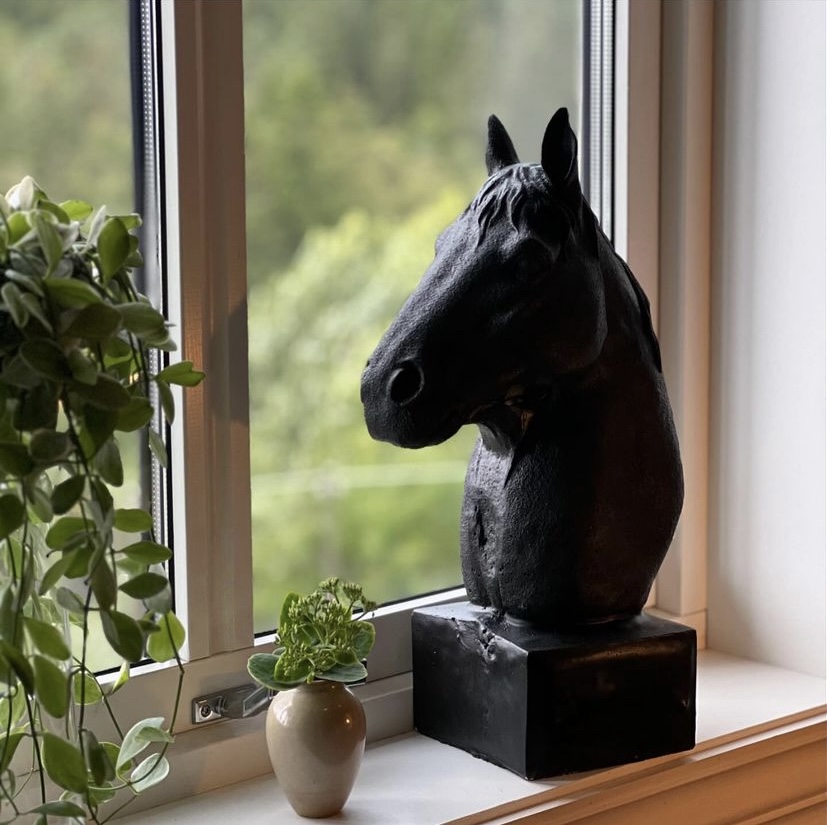 Hesteskulptur i betong
